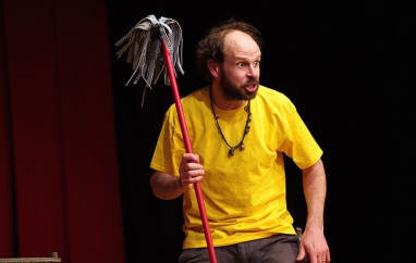 Caveman | Mělnické kulturní centrum